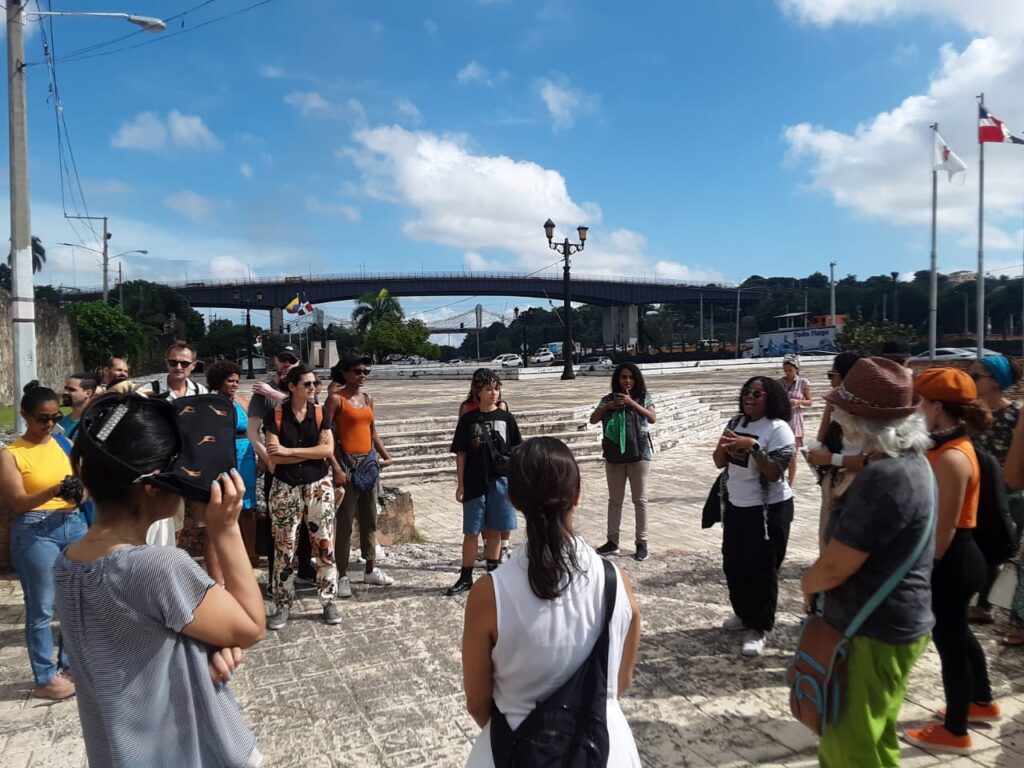 La historiadora dominicana explica, frente a la Puerta de las Atarazanas, la trata transatlántica de esclavizados.